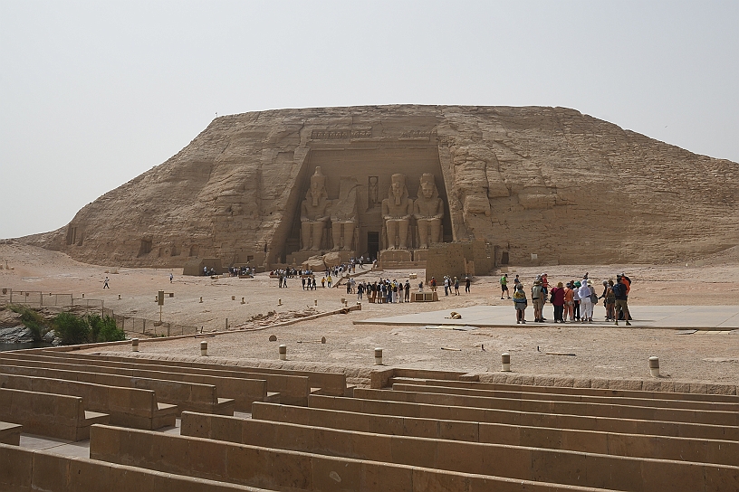 48 MAK_6493.jpg - Sulla facciata, alta 33 metri e larga 38, spiccano le quattro statue di Ramses II, ognuna delle quali alta 20 metri.